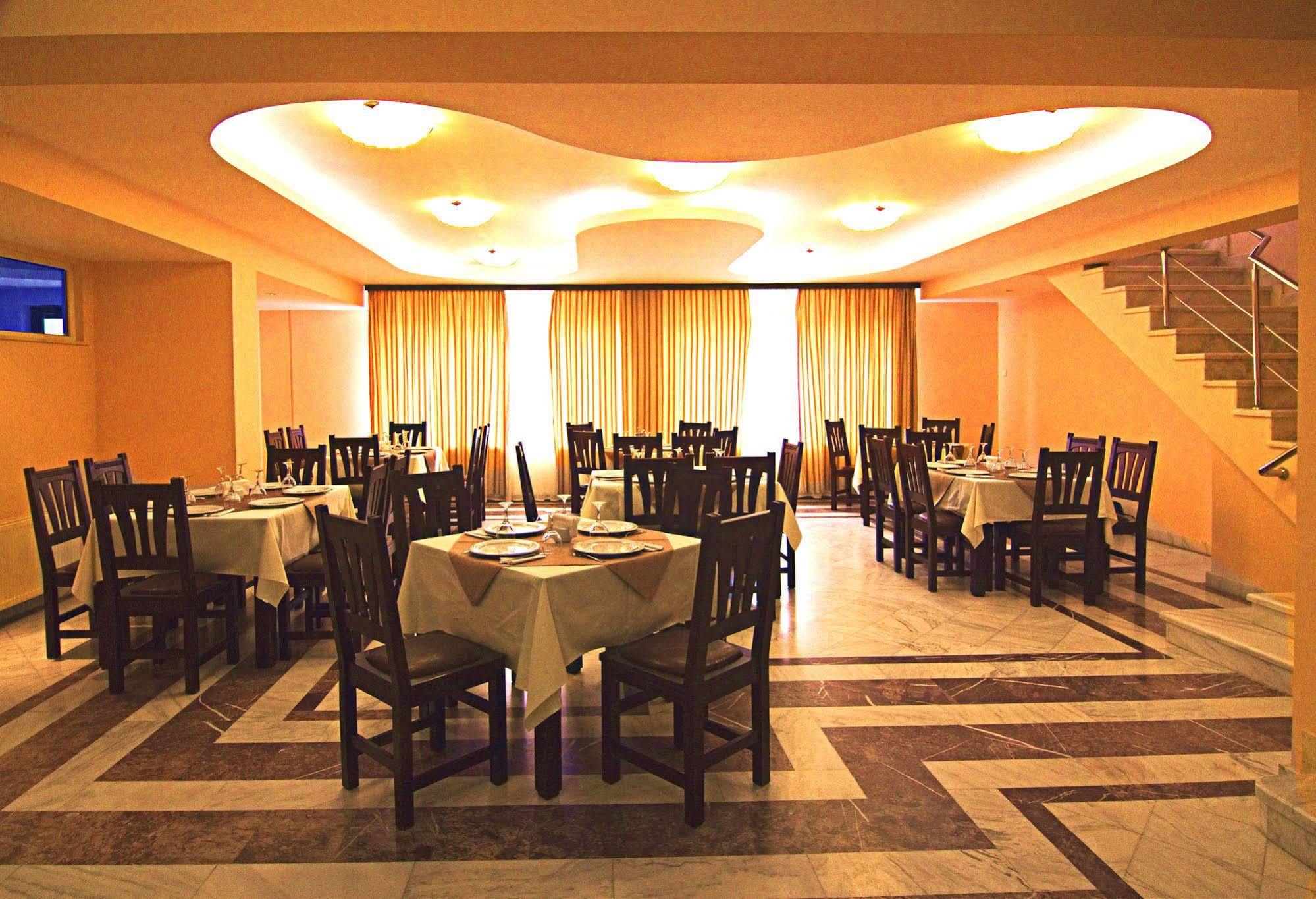 Hotel Floris Cheia  Extérieur photo
