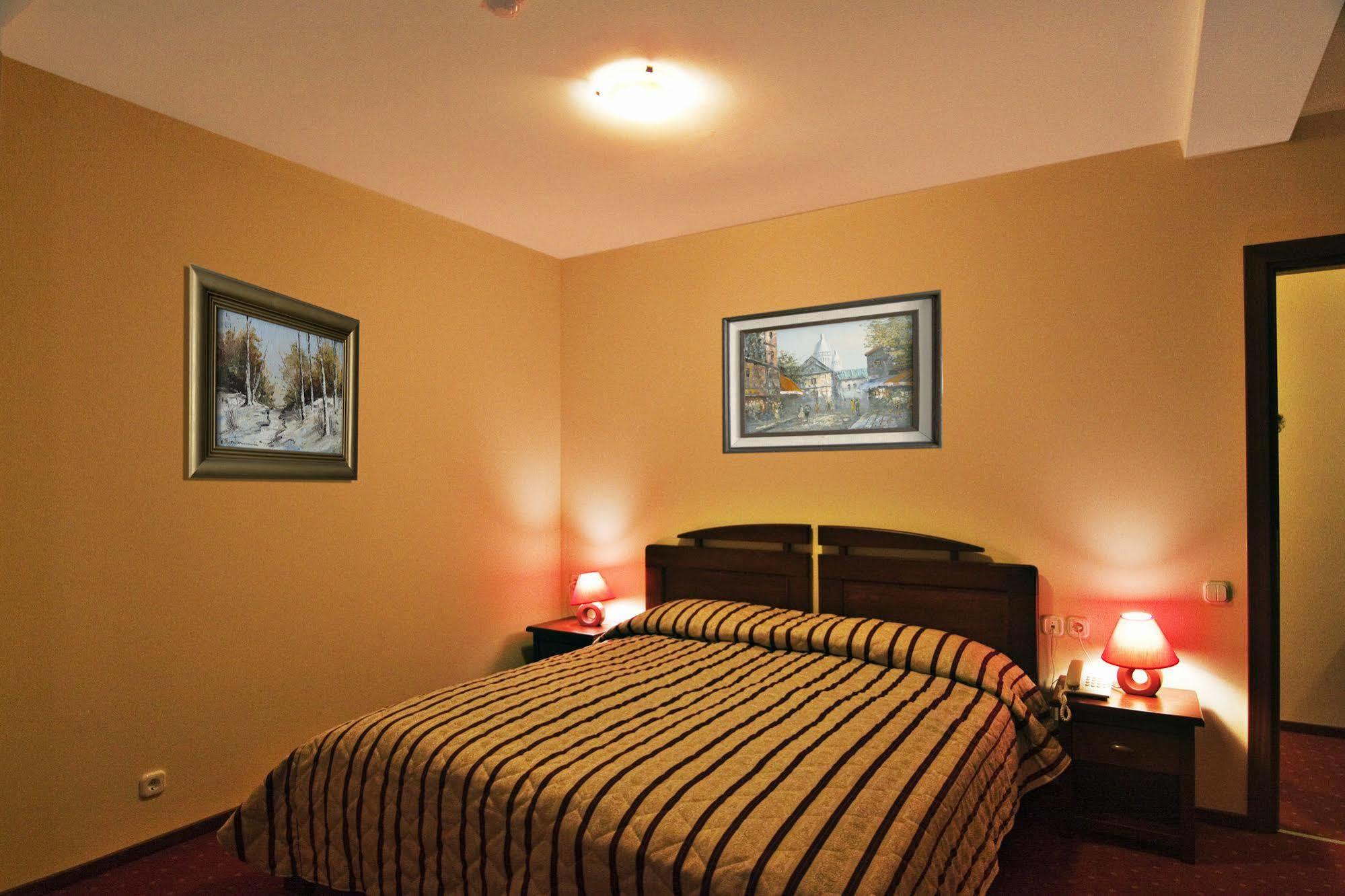 Hotel Floris Cheia  Extérieur photo